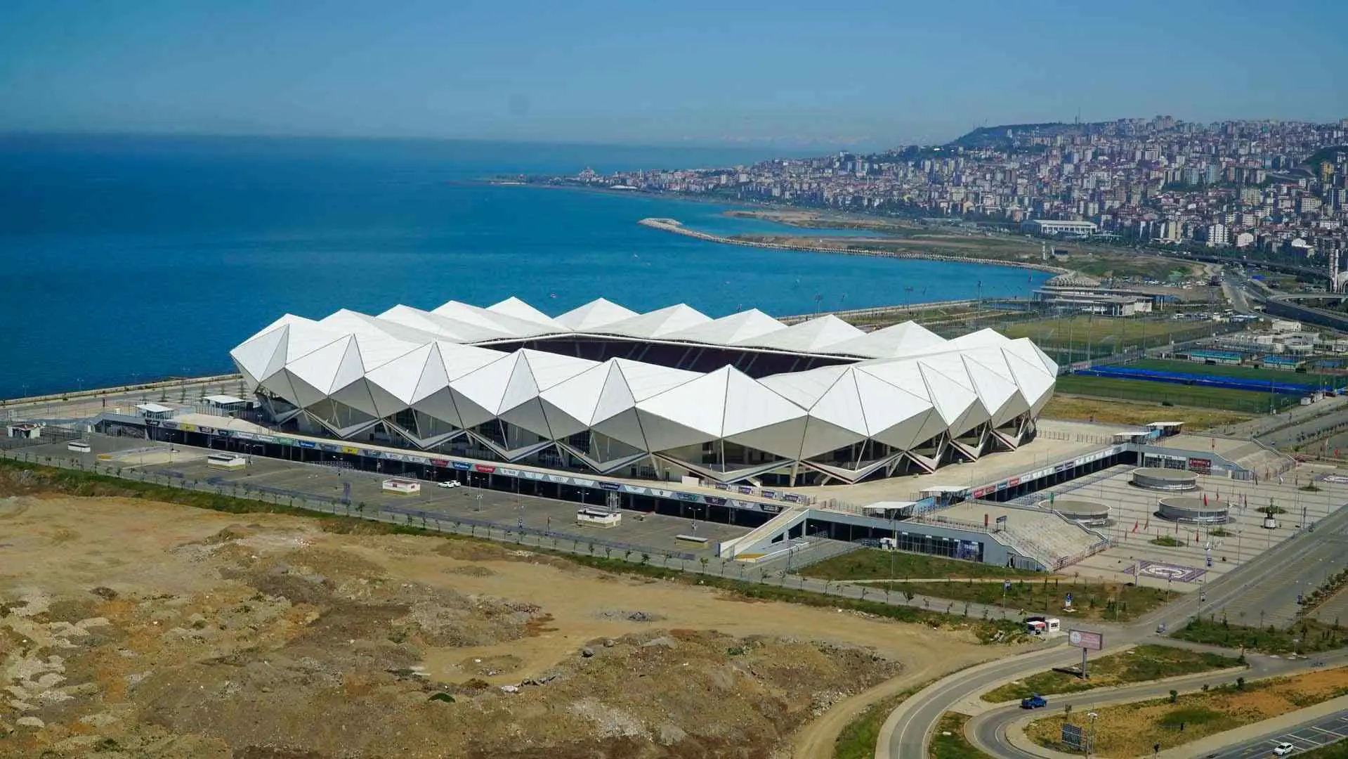 Şenol Güneş Spor Kompleksi • Fotoğraf 7